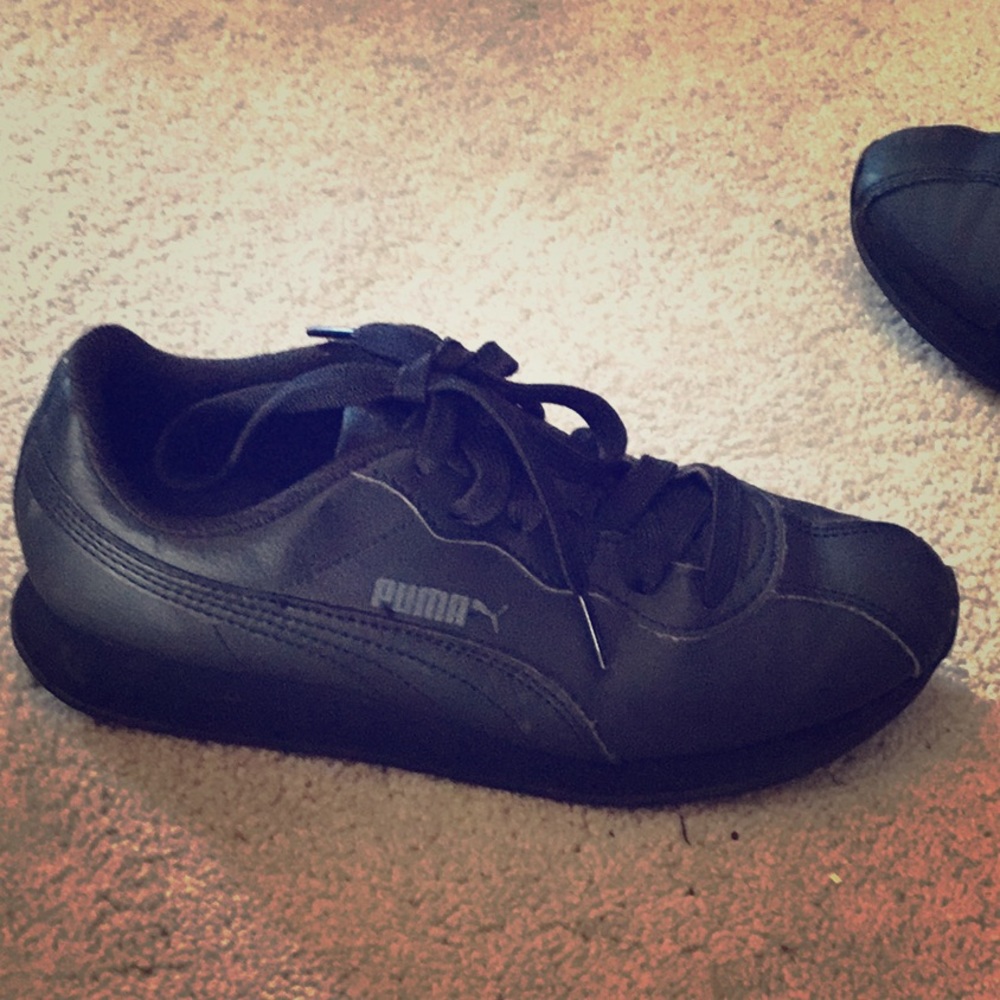 Boys black puma’s. Size 5 (US) size 38 (UK)